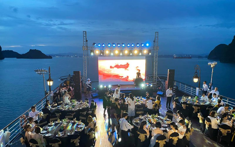 Tiệc cuối năm